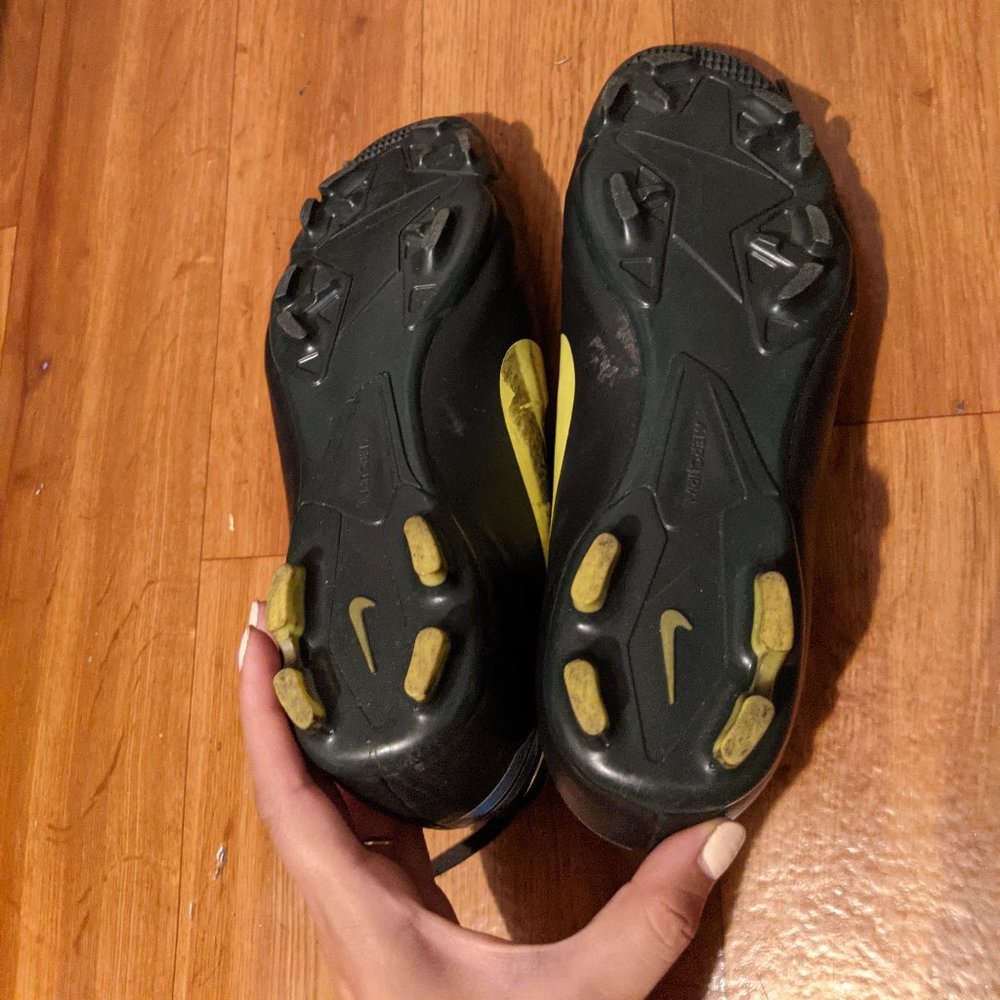 NIKE Soccer Cleats - Picture 4 of 7